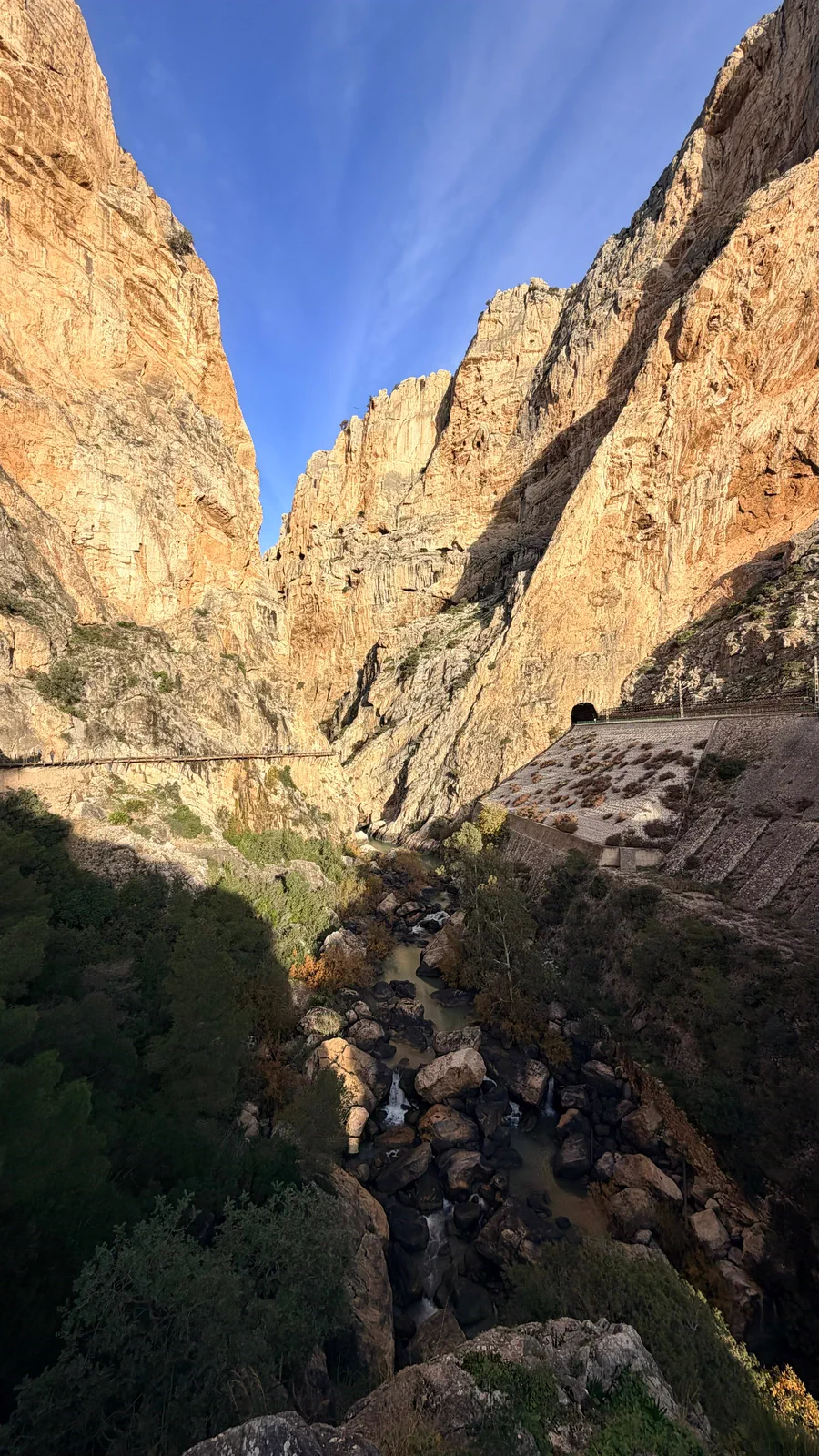 Vista vertical de la Garganta de los Gaitanes desde las pasarelas