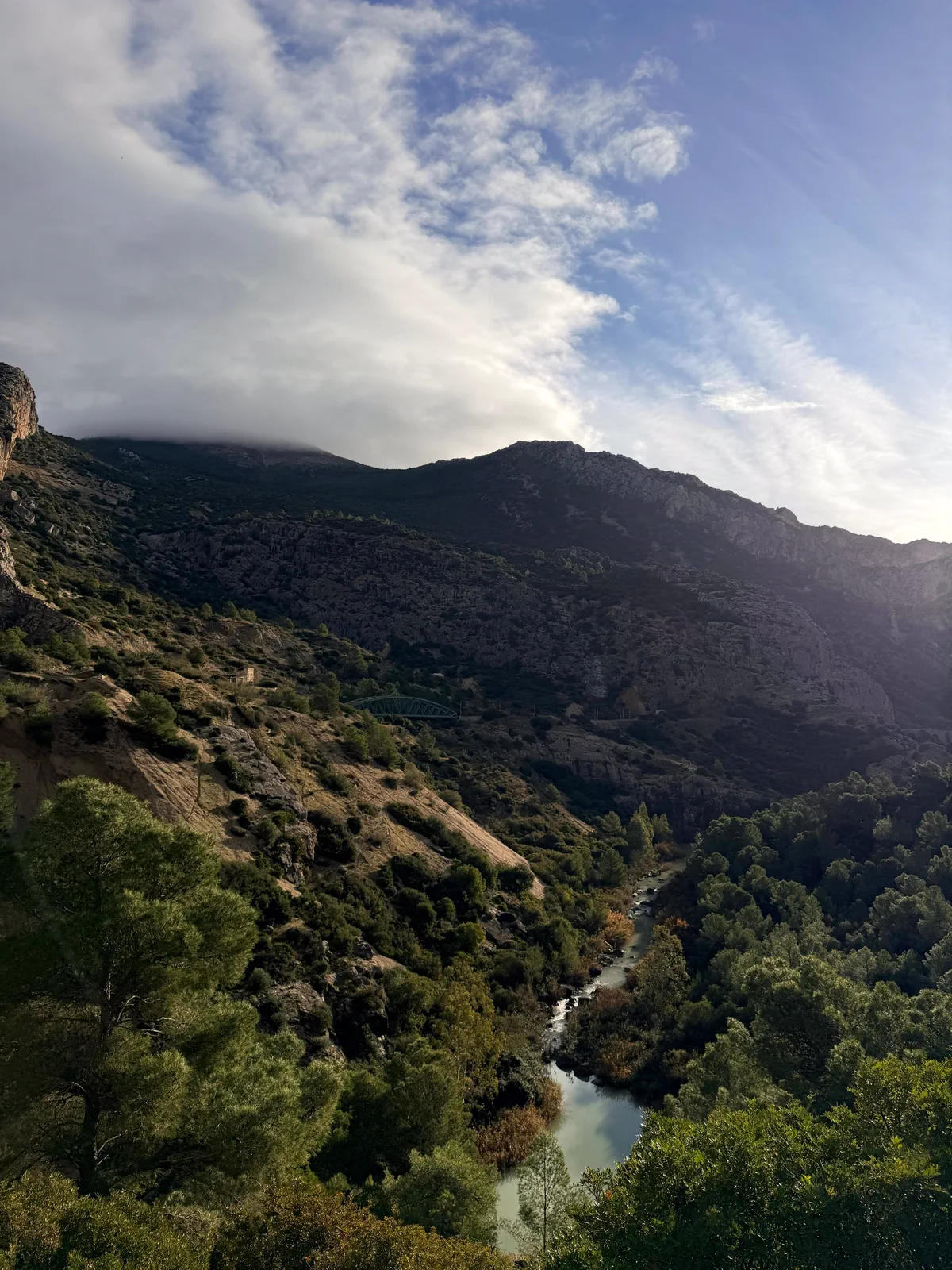 Valle, agua y montañas en el acceso previo al Caminito del Rey