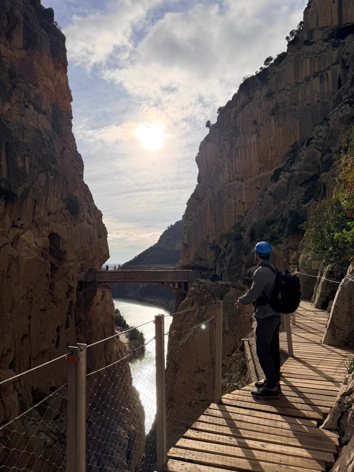 Puente del Caminito del Rey entre paredes rocosas al atardecer