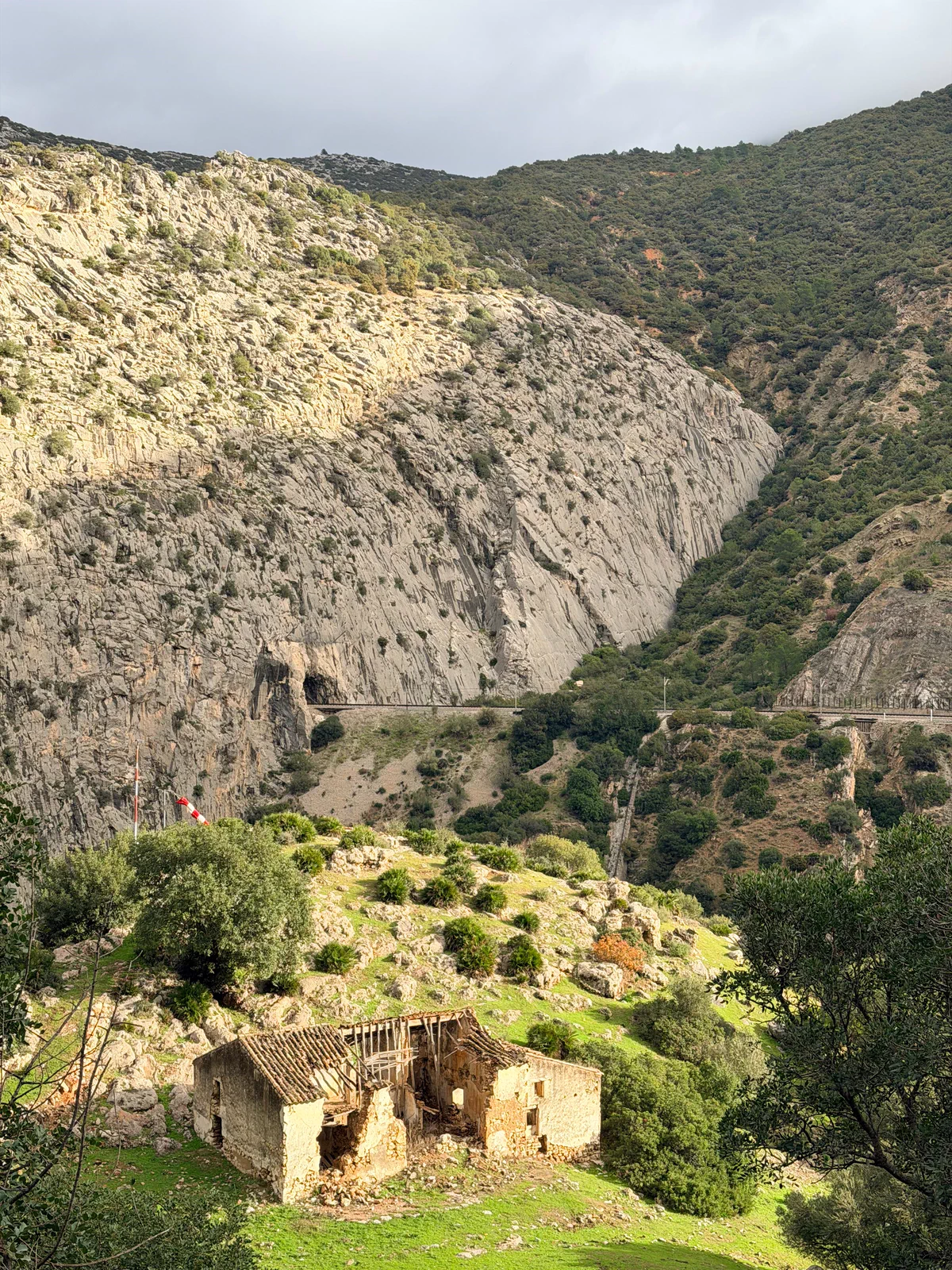 Valle rocoso con una antigua construcción junto al recorrido