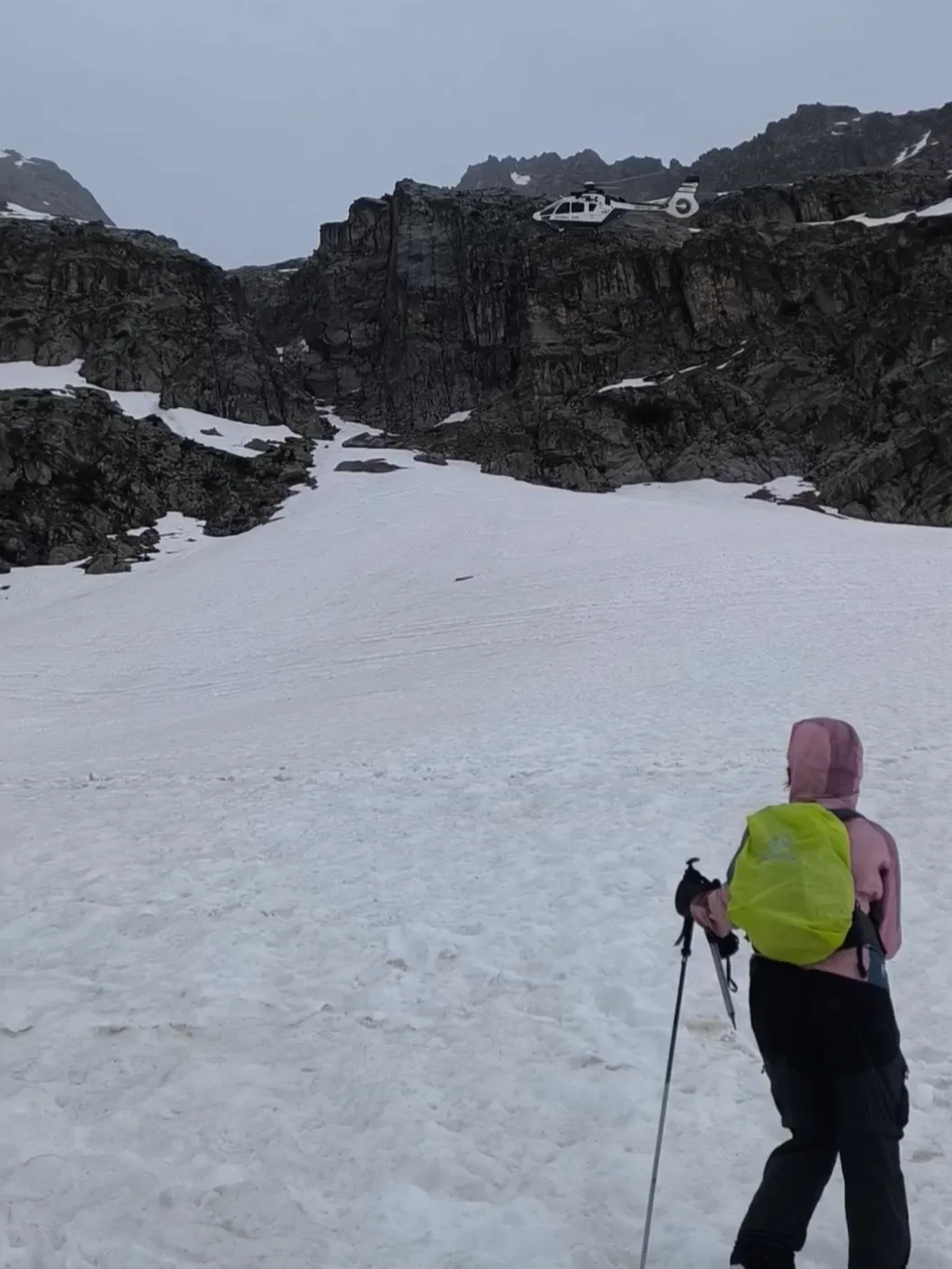 Un montañero asciende por una canal nevada