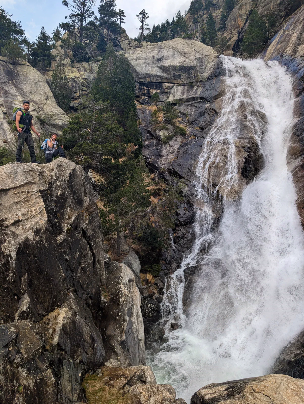 Cascada de montaña durante la aproximación al Garmo Negro