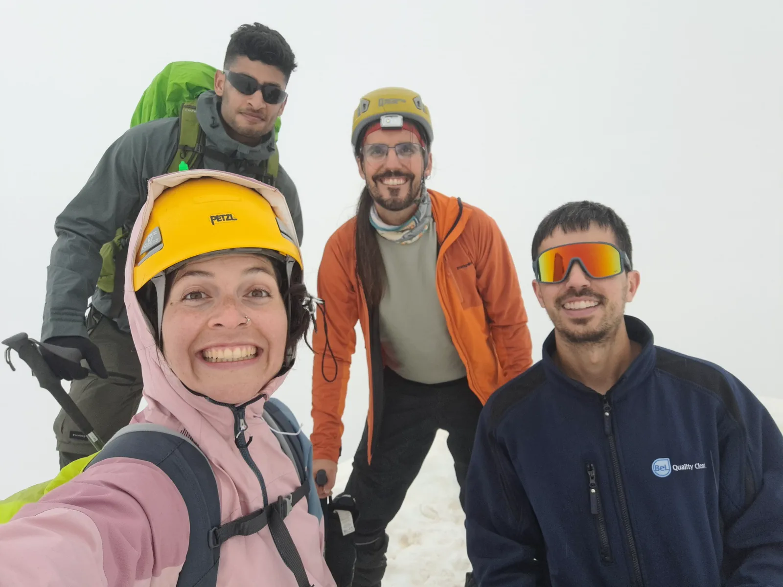 Grupo equipado para alpinismo invernal durante la ascensión al Garmo Negro