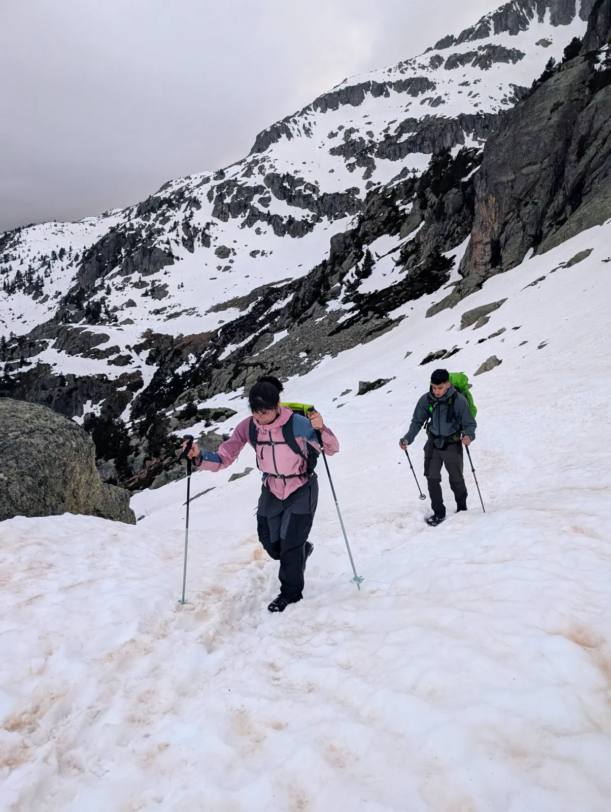 El grupo asciende por una ladera nevada del Garmo Negro