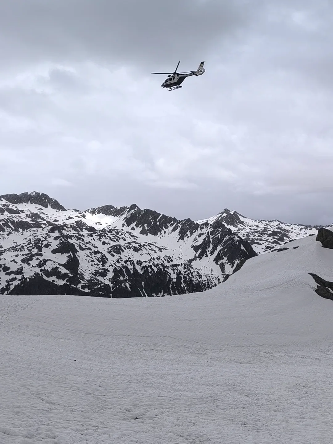 Helicóptero de rescate sobre el valle nevado