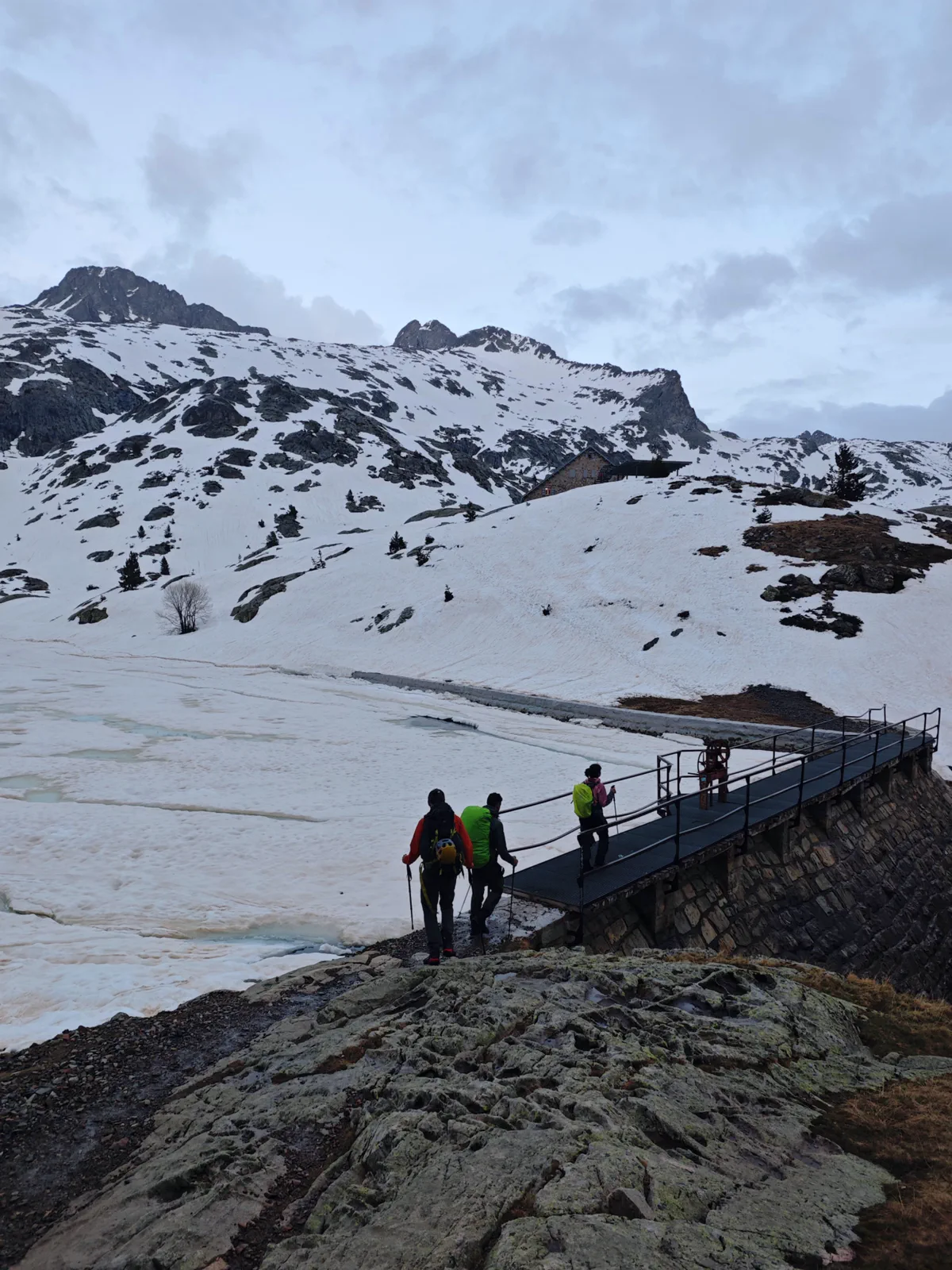 El grupo atraviesa una pasarela al inicio de la ruta