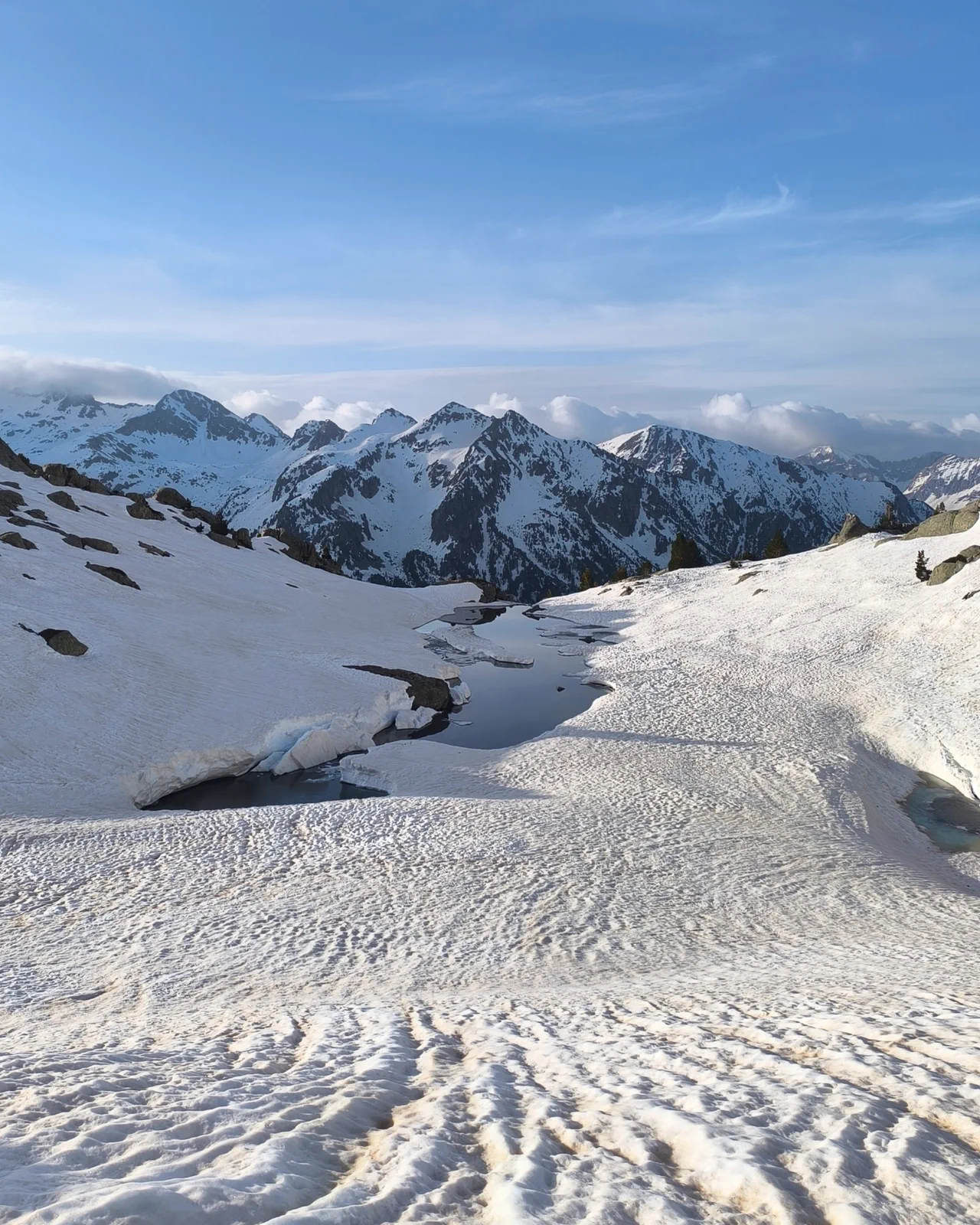 Panorama de cumbres nevadas durante la aproximación al Garmo Negro