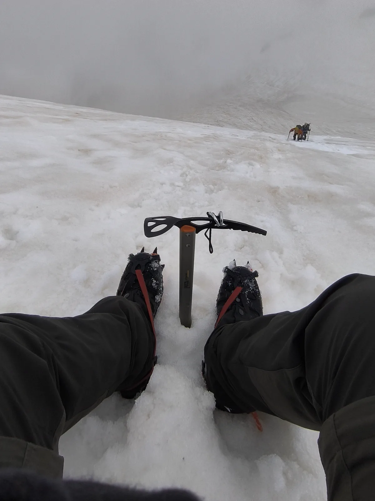 Crampones y piolet durante una pausa en la nieve