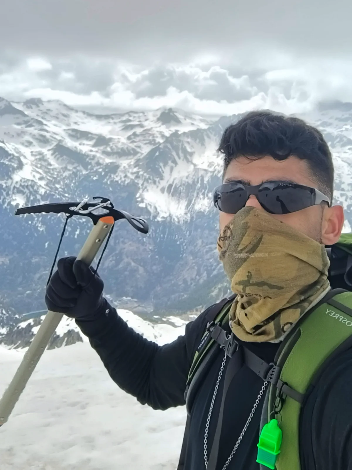 Autorretrato con piolet y el Pirineo nevado al fondo