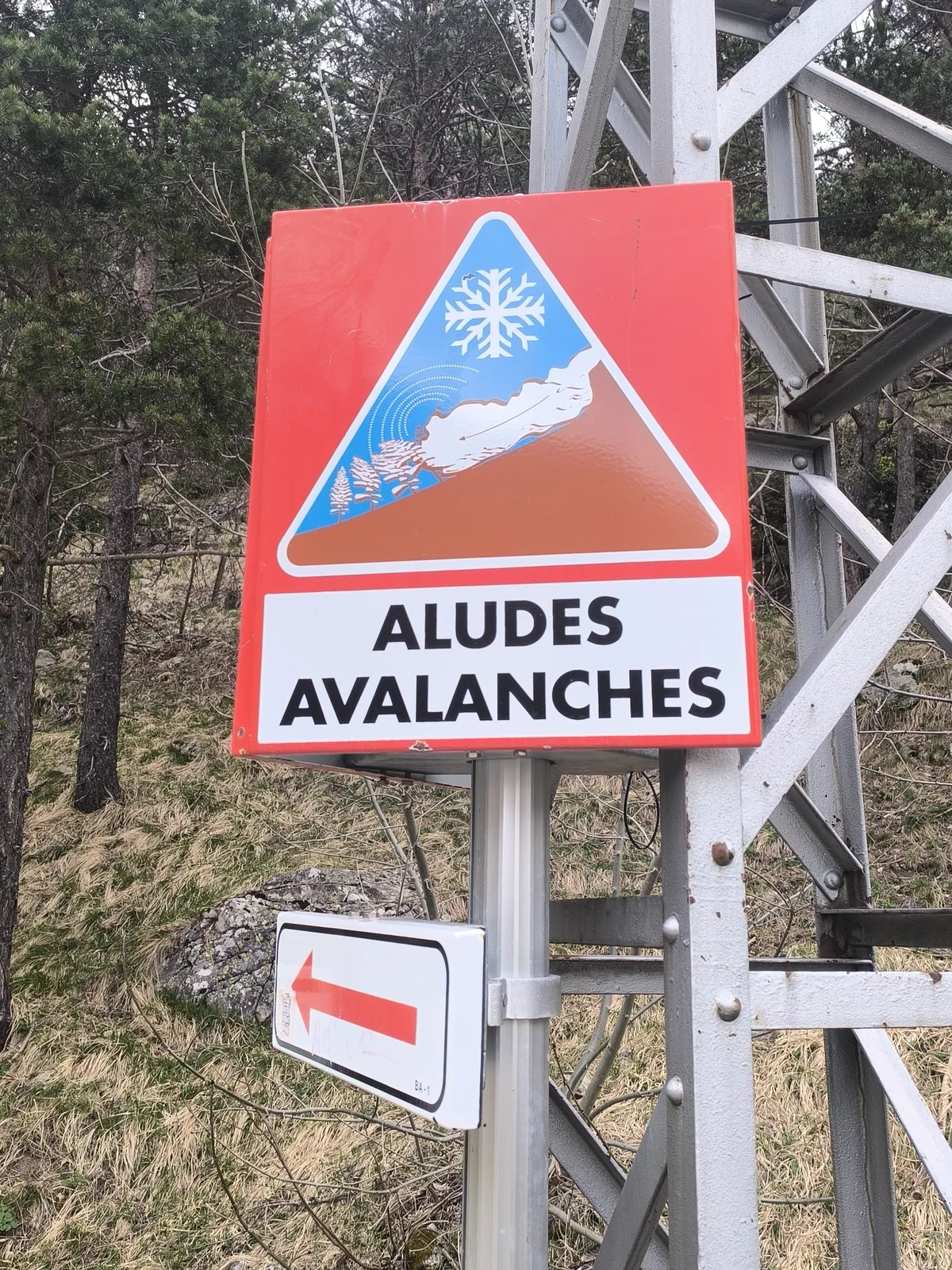 Señal de advertencia de aludes junto al itinerario