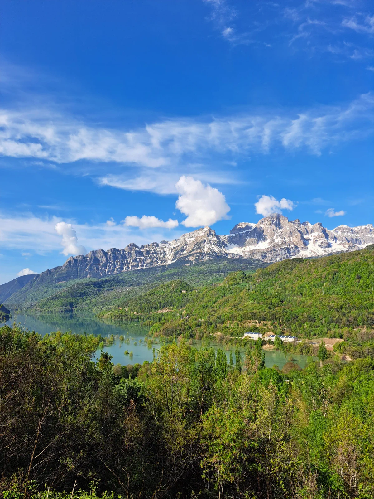 Vista del Valle de Tena y las cumbres pirenaicas