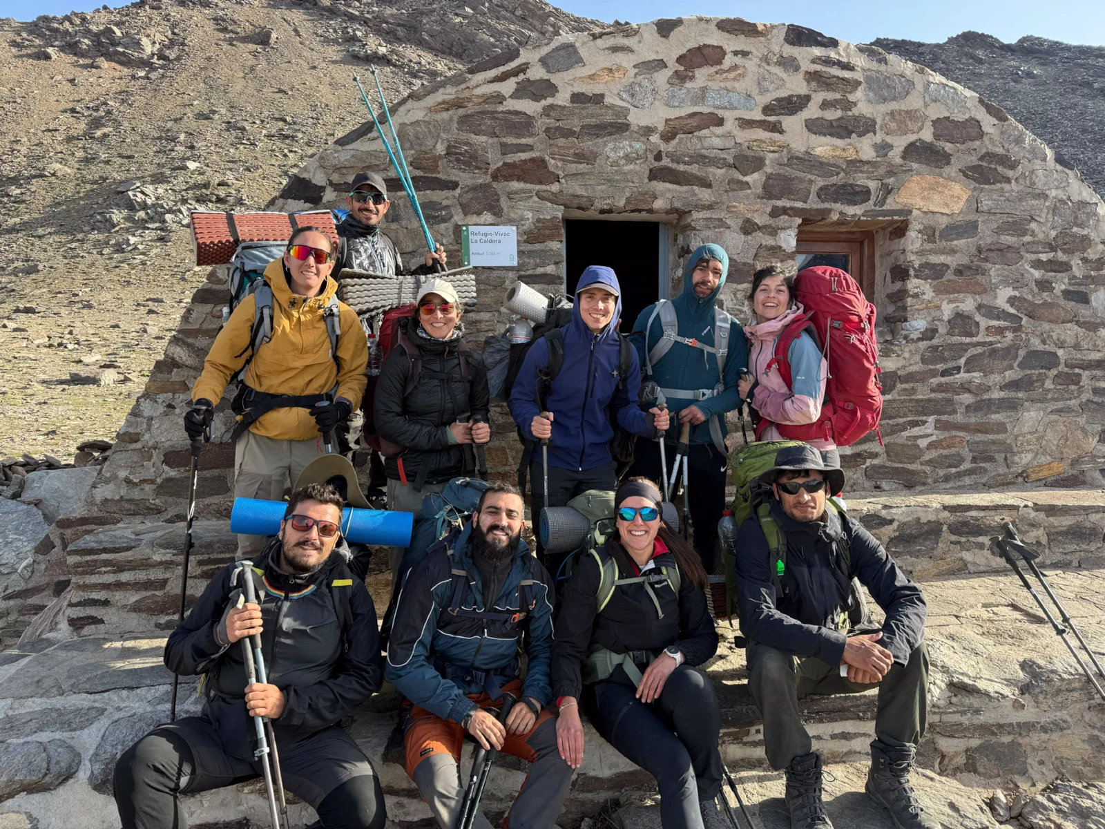 Grupo de montaña frente al refugio-vivac La Carihuela durante la Integral Sierra Nevada