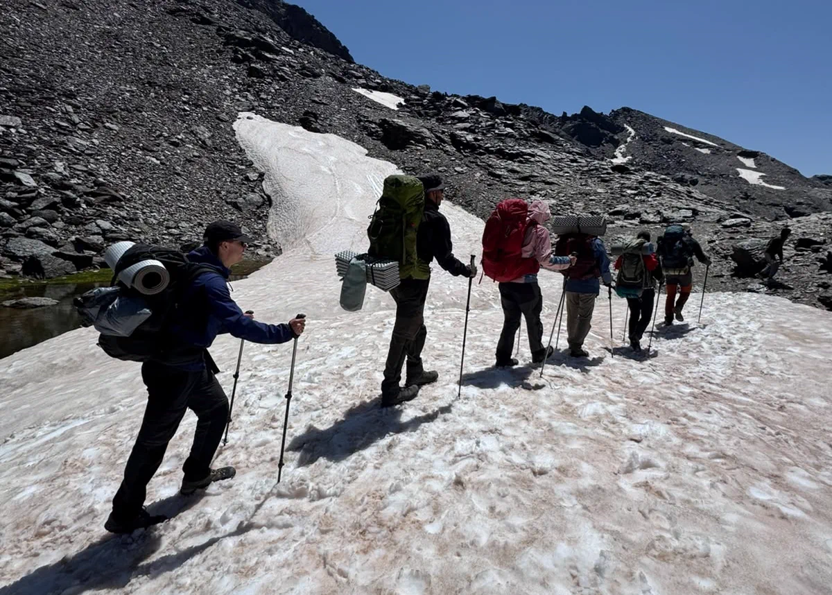 El grupo cruza un nevero durante la travesía por Sierra Nevada
