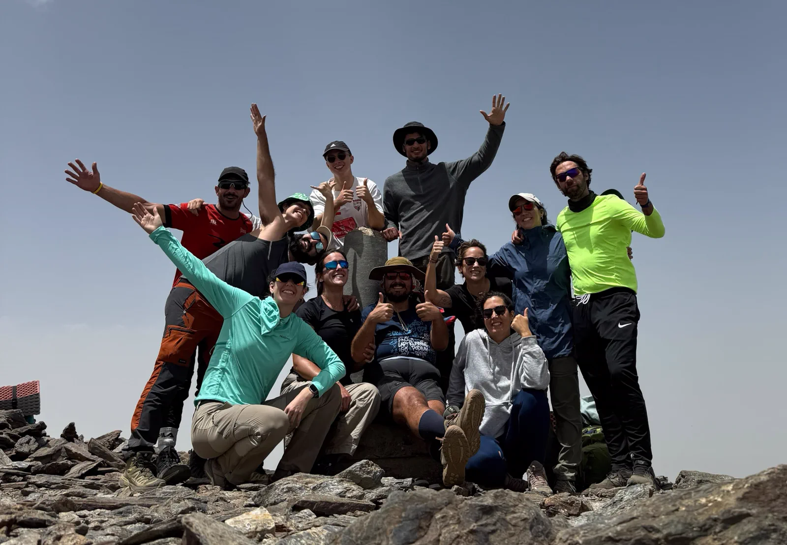 El grupo reunido en una de las cumbres de la Integral Sierra Nevada