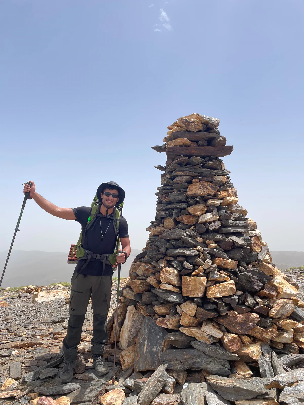 Bauti junto a un hito de piedra durante la travesía