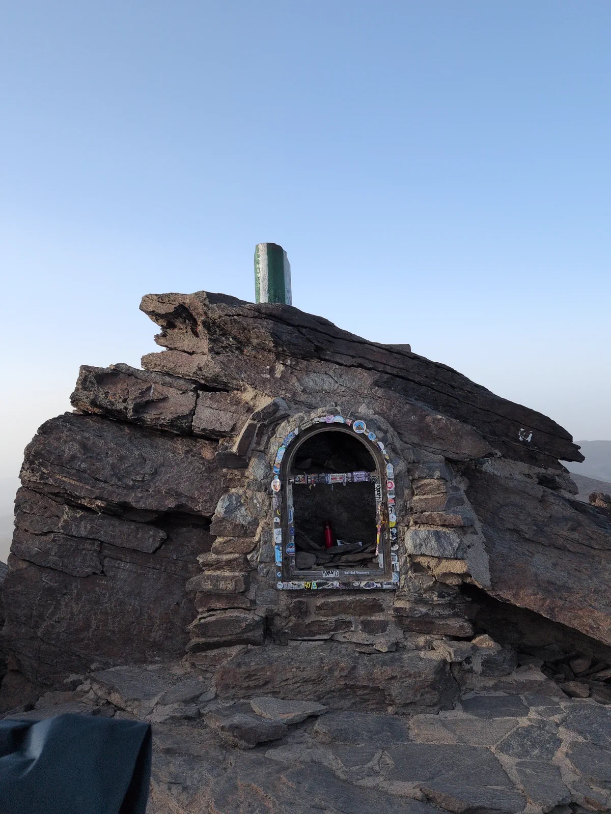 Refugio de piedra en un collado de Sierra Nevada