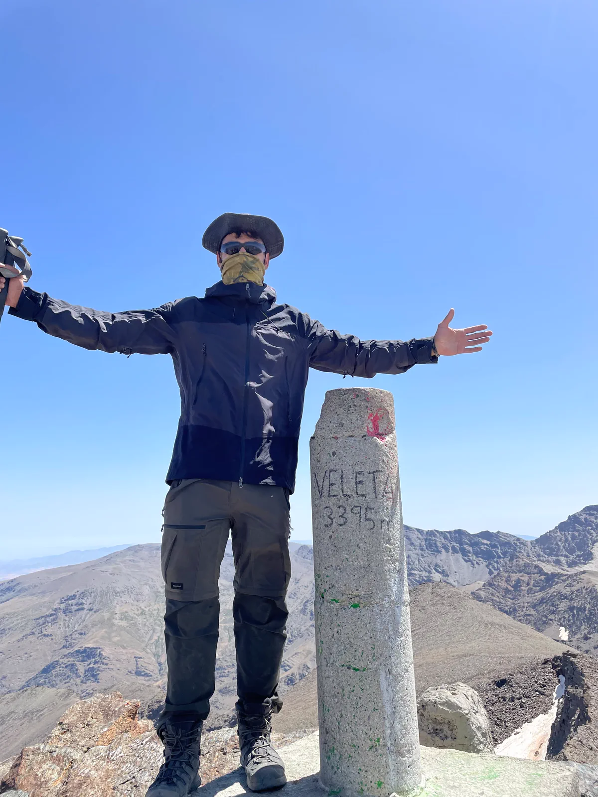 Bauti junto al vértice del Veleta durante la Integral Sierra Nevada