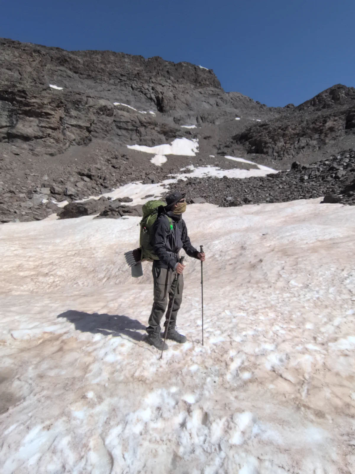 Un integrante de la travesía cruza un nevero en Sierra Nevada