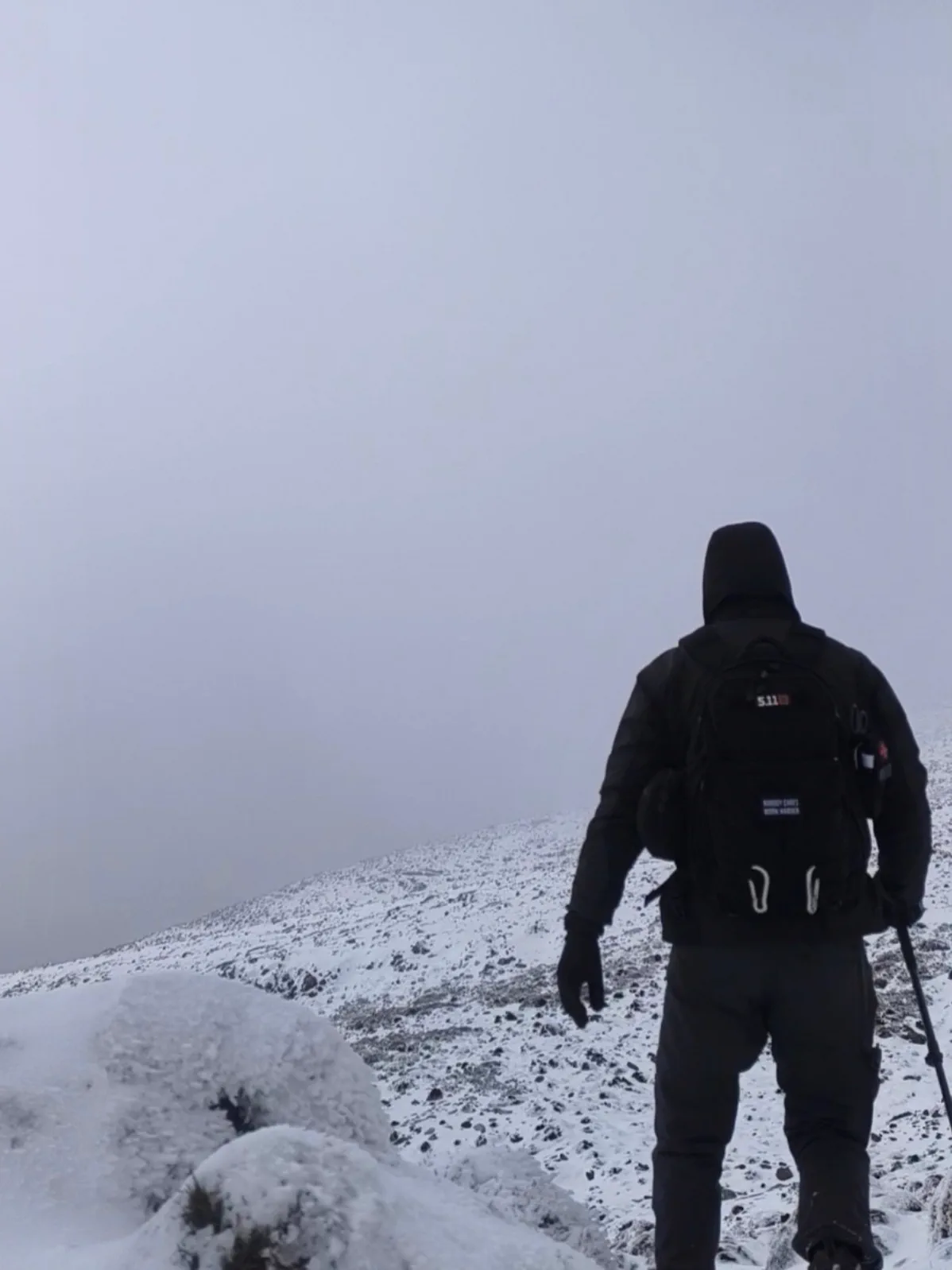 Bauti caminando por una ladera nevada de La Maroma con visibilidad reducida