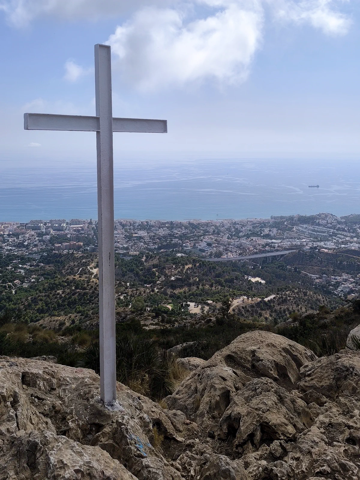 Cruz de San Antón sobre Málaga y el mar Mediterráneo