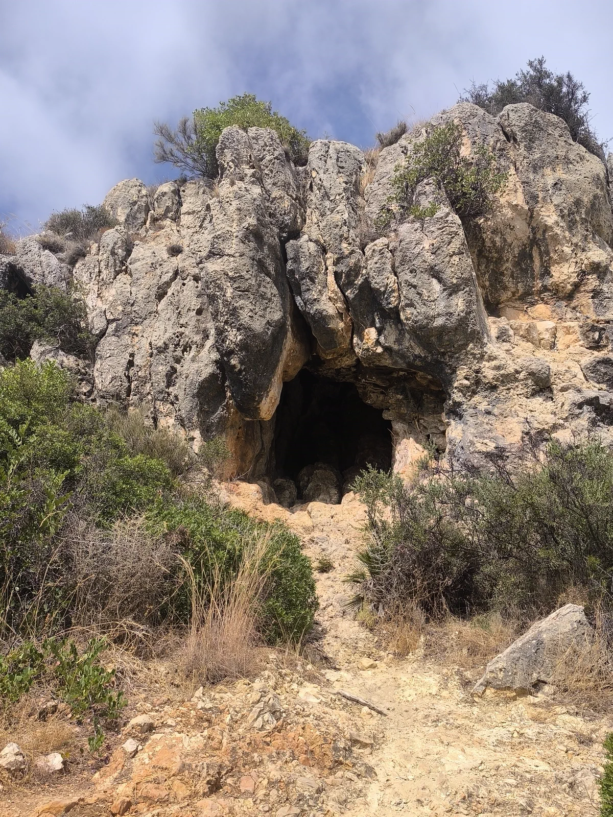 Entrada de una pequeña cueva entre las rocas del Monte San Antón