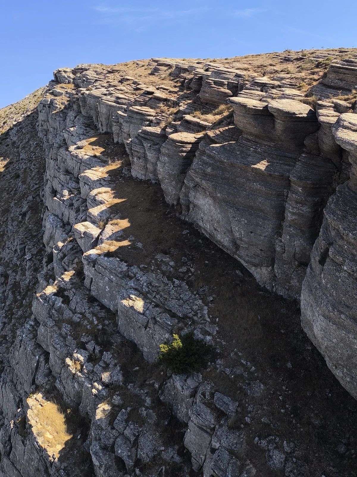 Paredes y estratos rocosos de la Sierra de Huma