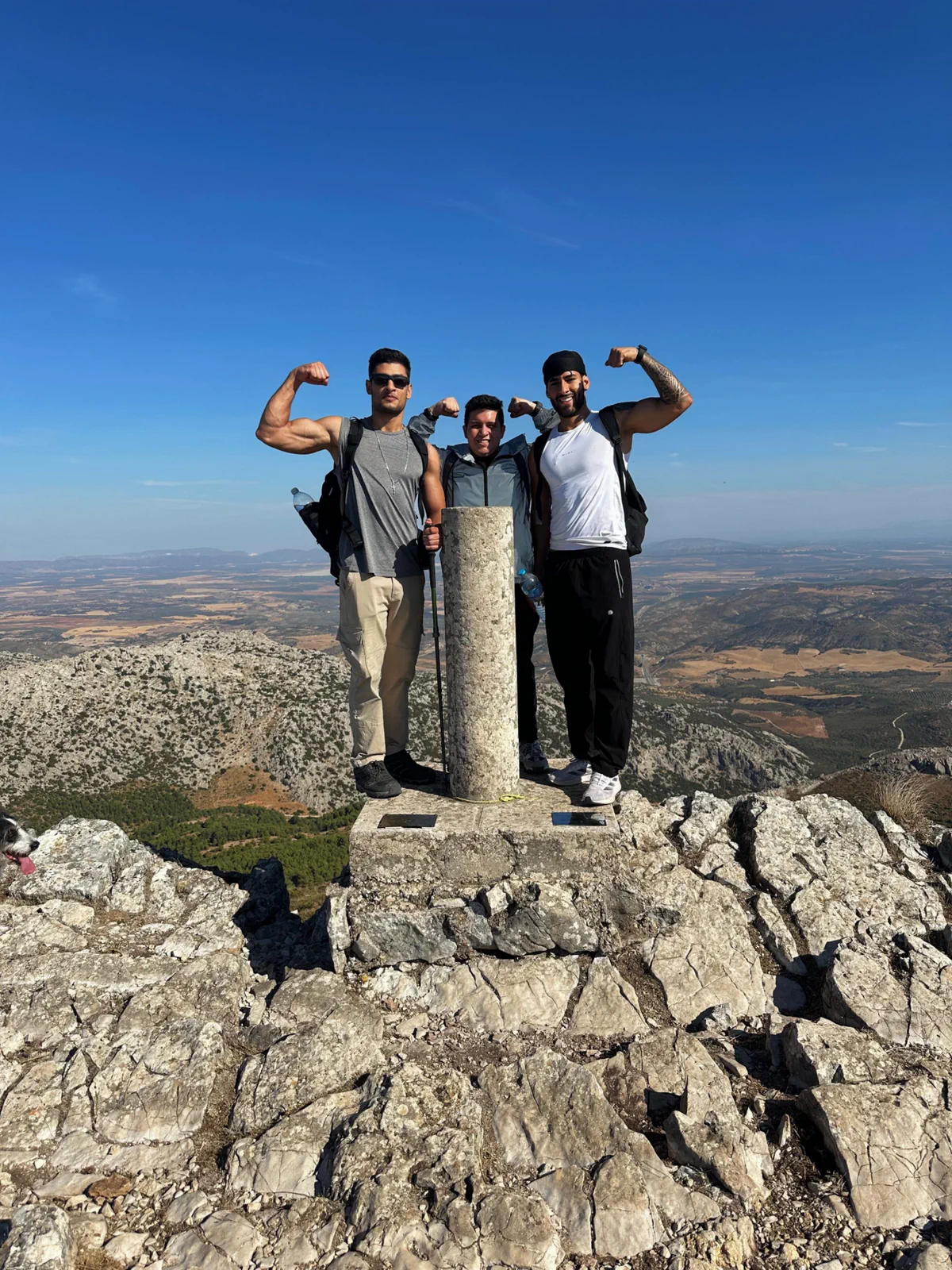 Tres integrantes del grupo junto al vértice geodésico del Pico Huma