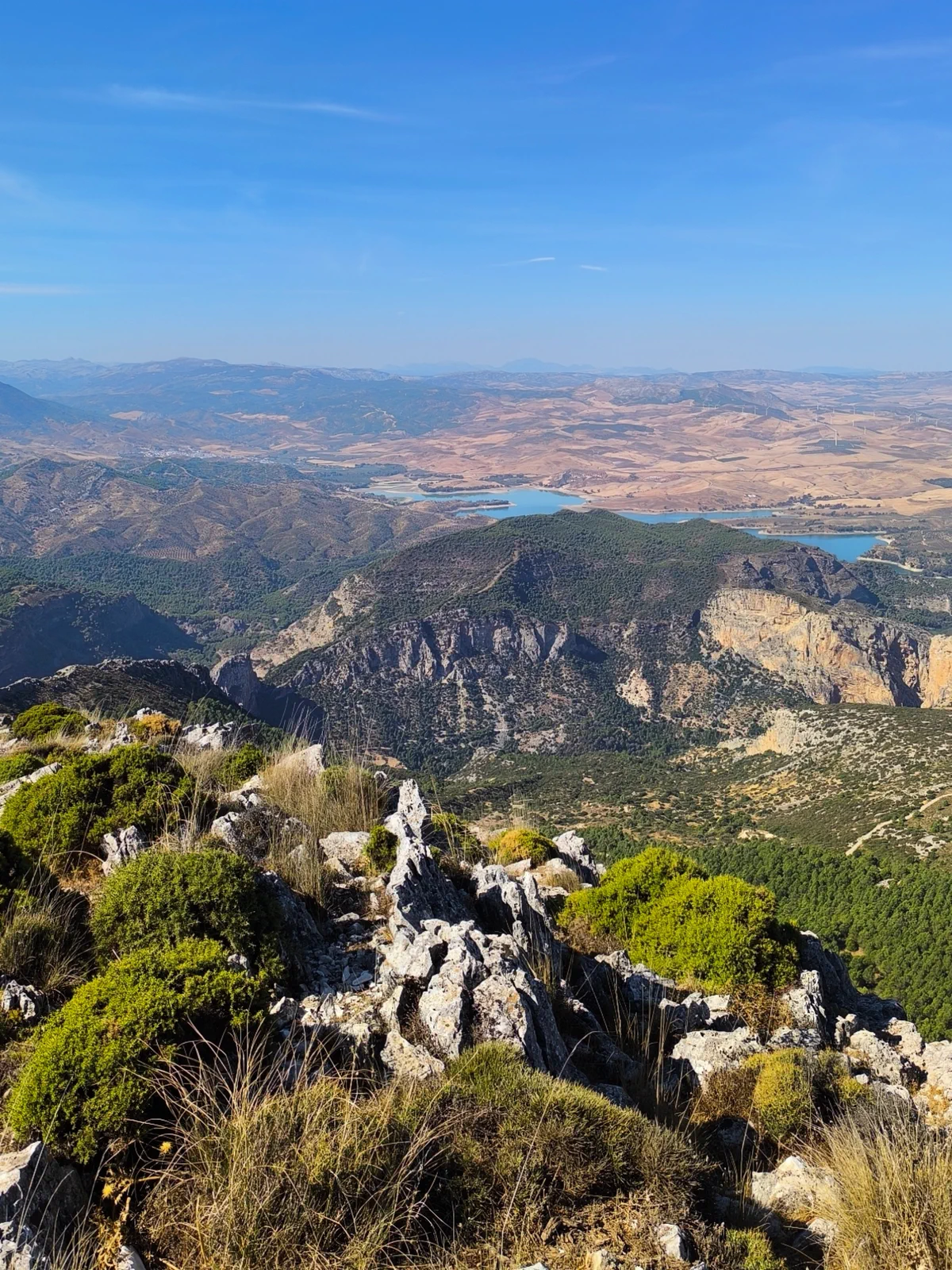 Panorámica de las sierras y embalses de El Chorro desde el Pico Huma