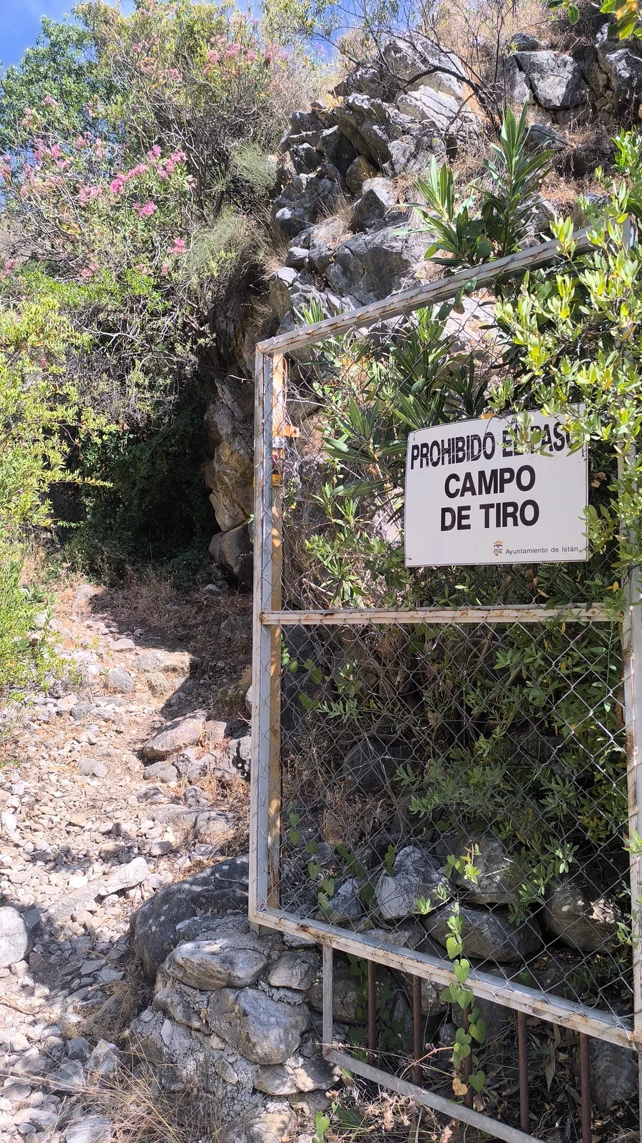 Acceso vallado y señalizado junto al camino de regreso a Istán