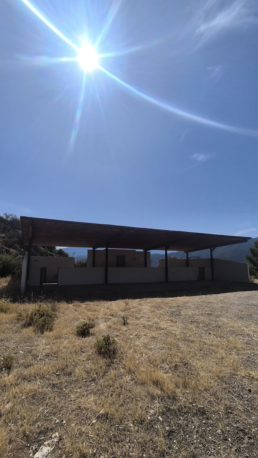 Estructura abierta junto al campo de tiro durante el regreso a Istán