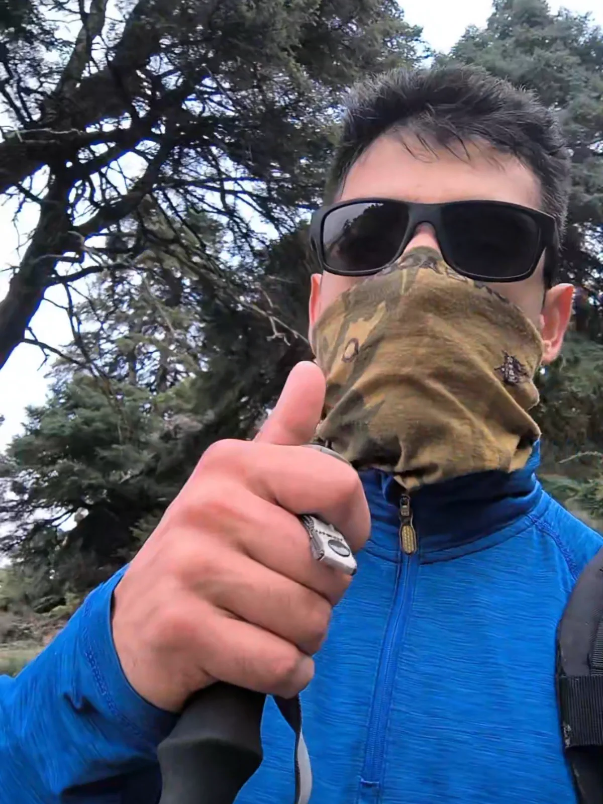 Autorretrato de Bauti con ropa de montaña en el bosque