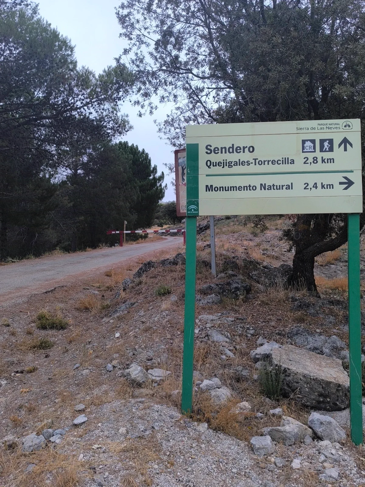 Señal del sendero entre Quejigales y el Pico Torrecilla