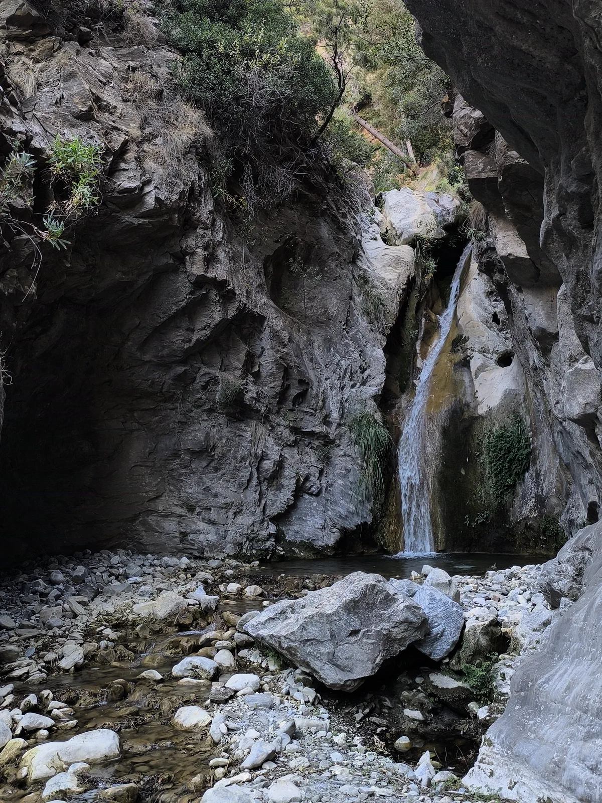 Caída de agua encajada entre paredes de roca