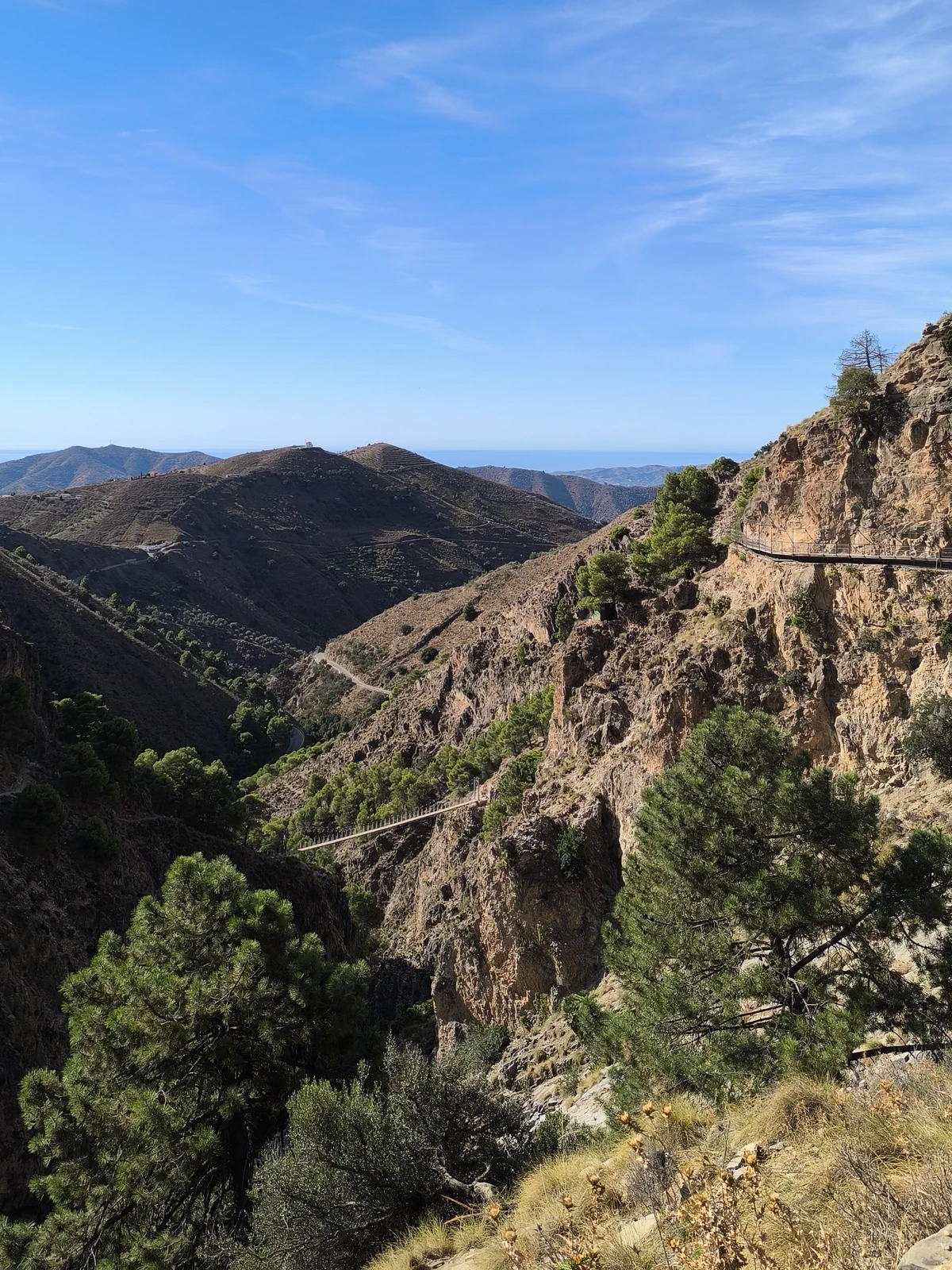 Camino estrecho sobre el desfiladero del río Almanchares