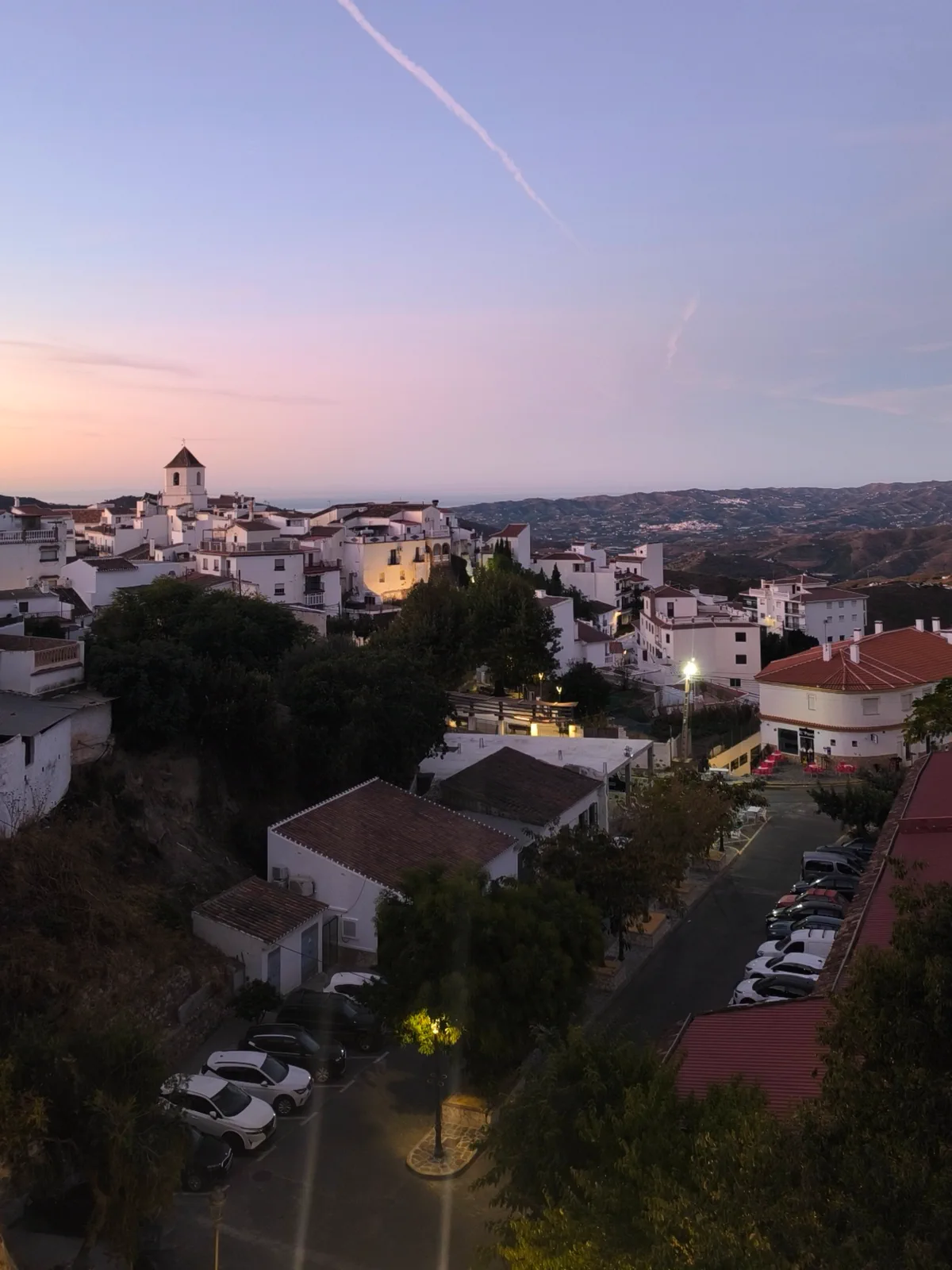 Canillas de Aceituno al atardecer desde la ladera de la ruta