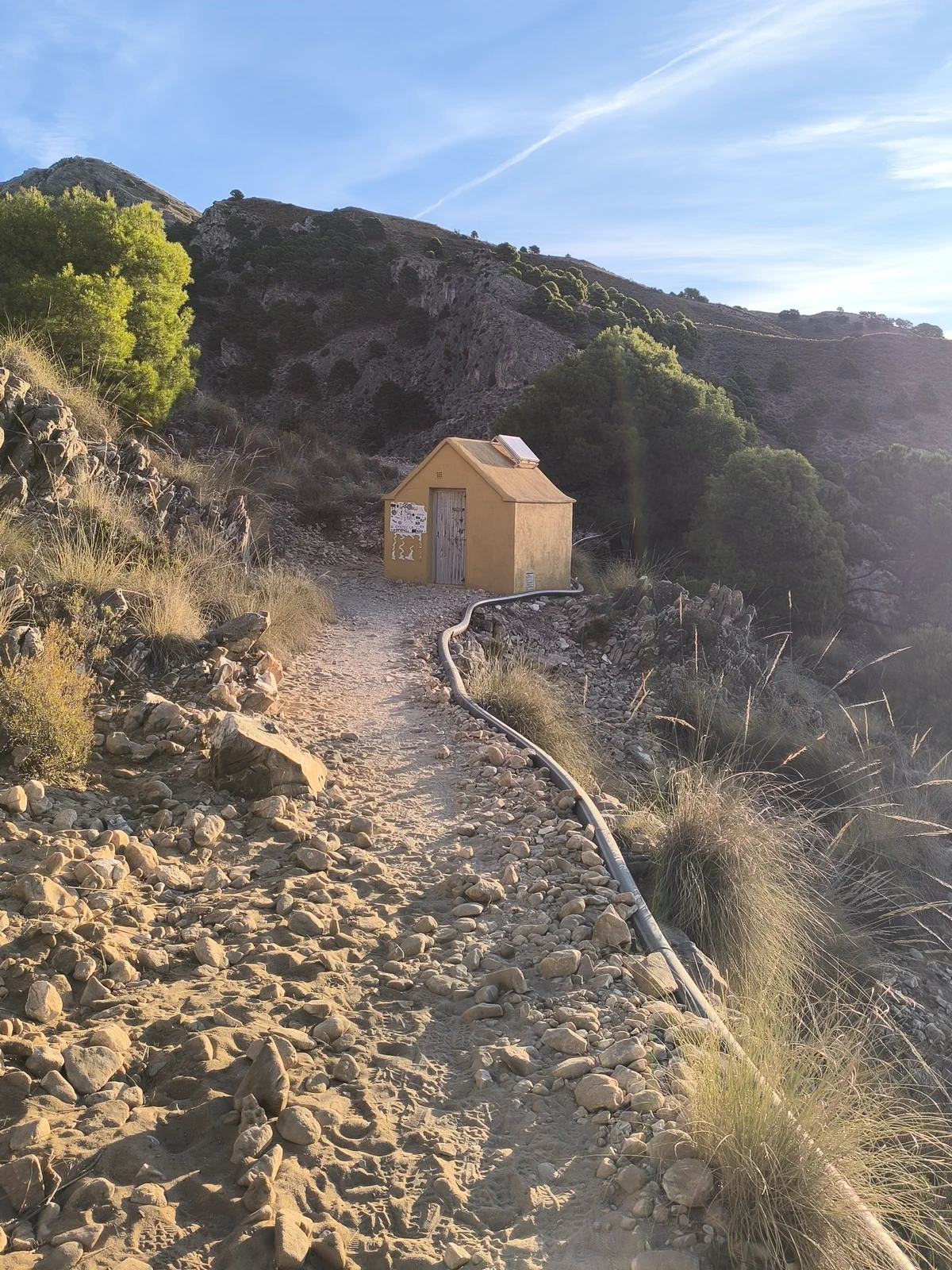 Pequeña caseta junto al sendero de acceso al Saltillo