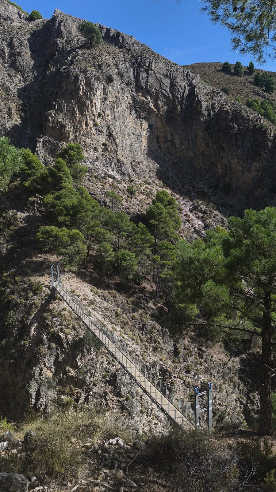 Desfiladero del Almanchares y pasarela sobre la ladera