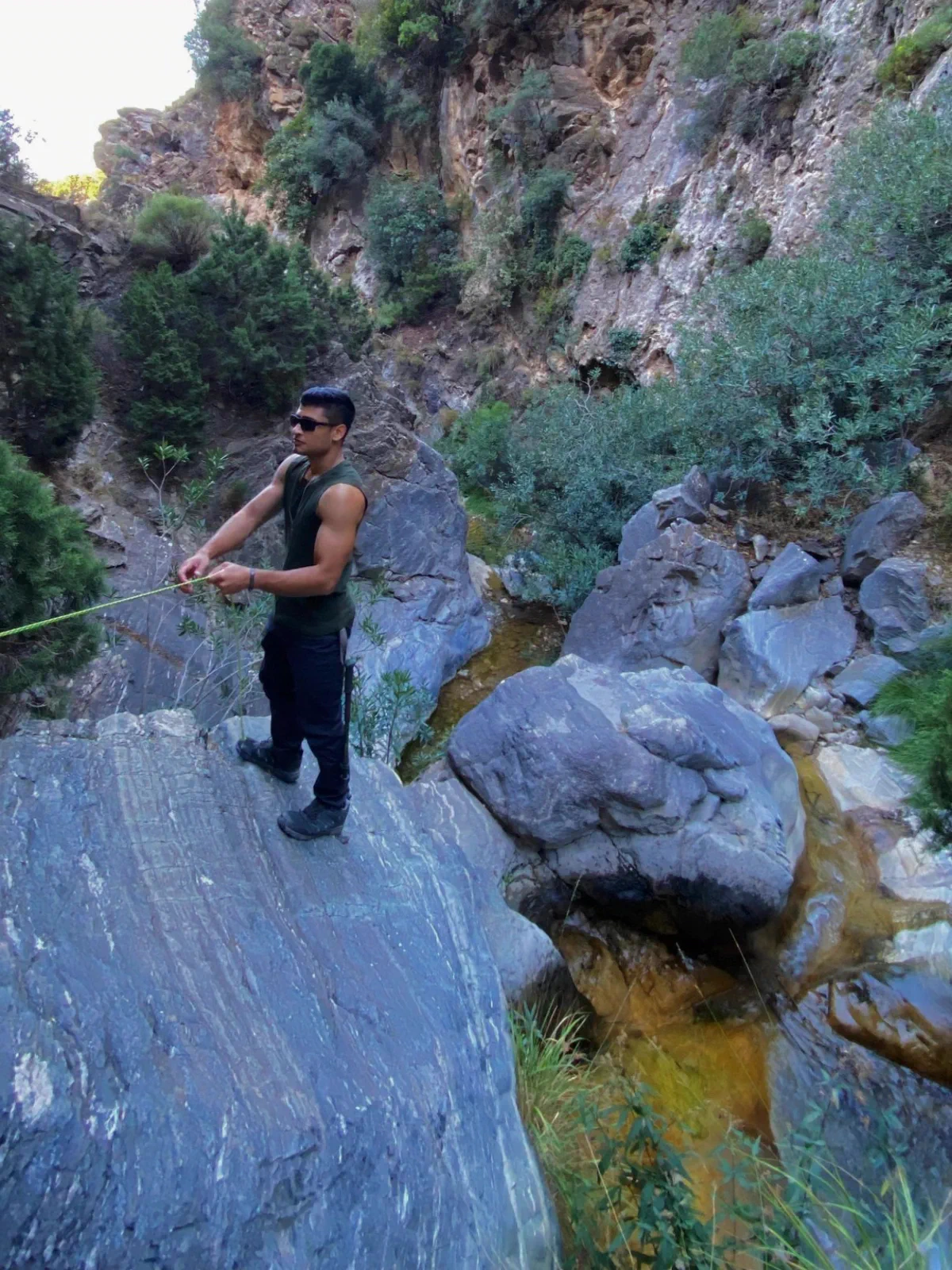 Senderista avanza entre las rocas del río Almanchares