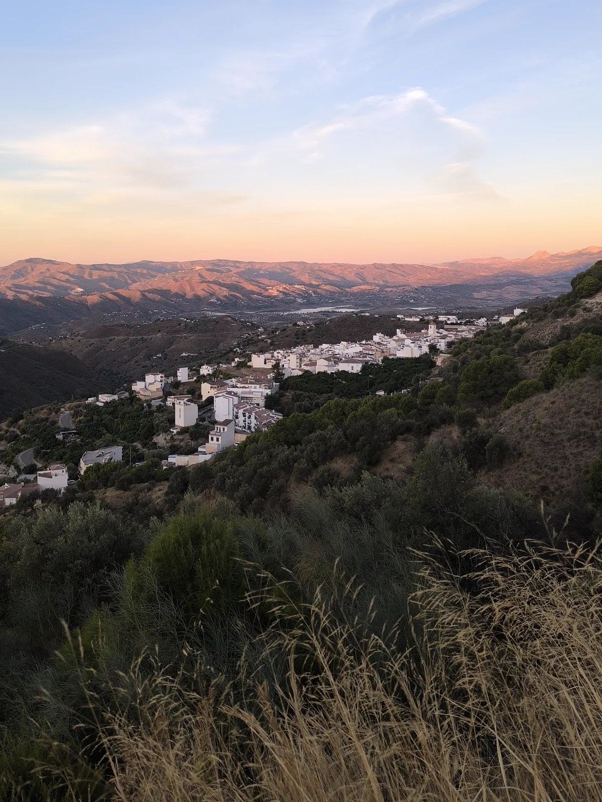 Vista de Canillas de Aceituno y las sierras cercanas