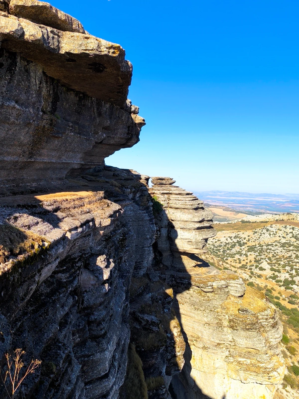 Cornisa de roca estratificada sobre el paisaje de Antequera